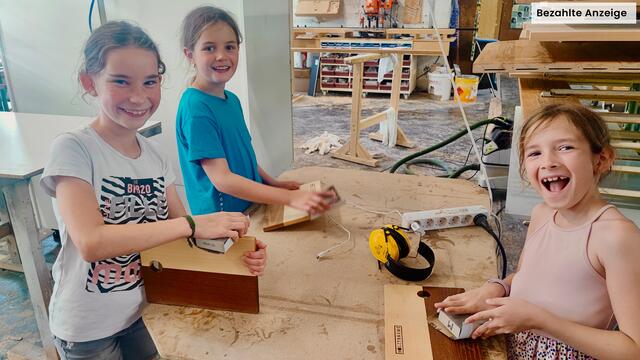 In der Tischlerei Holzträume duftet es nicht nur herrlich nach Holz – hier kann auch richtig Hand angelegt und selbst ein Schneidbrett hergestellt werden! ©Holzträume