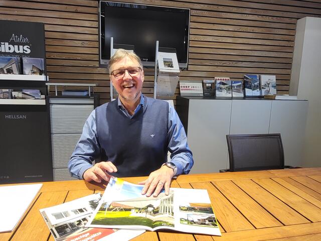 Rudolf Hellberger präsentiert seine Zeitung "Schattenplätze" | Foto: Andrea Stelzer