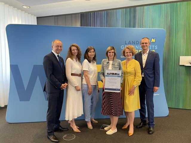 Konrad Kogler (li), Christiane Teschl-Hofmeister (mi.re) und Alfred Zens (re) mit dem Team des PBZ Türniz. | Foto: Bettina Korotvicka