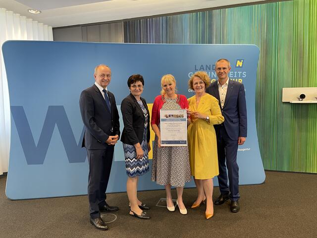 Konrad Kogler (li), Christiane Teschl-Hofmeister (mi.re) und Alfred Zens (re) mit dem Team des PBZ Laa an der Thaya. | Foto: Bettina Korotvicka