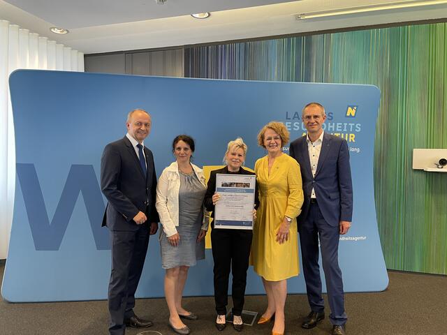 Konrad Kogler (li), Christiane Teschl-Hofmeister (mi.re) und Alfred Zens (re) mit dem Team des PBZ Himberg. | Foto: Bettina Korotvicka