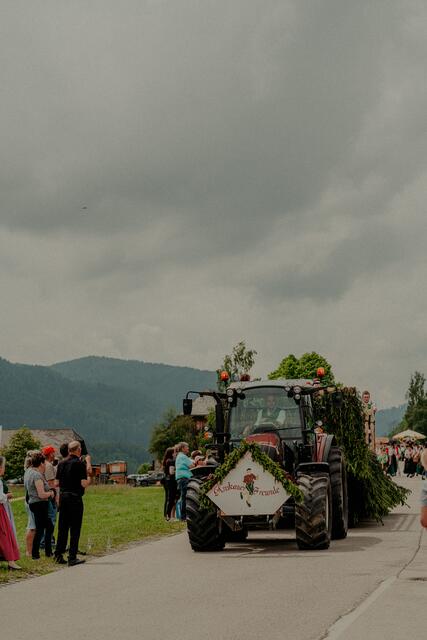 Auf dem Festwagen der Schuhplattlergruppe "Krakauer Freunde" haben die Nachwuchsschuhplattler einen Auftritt dargeboten. | Foto: DerPlotti