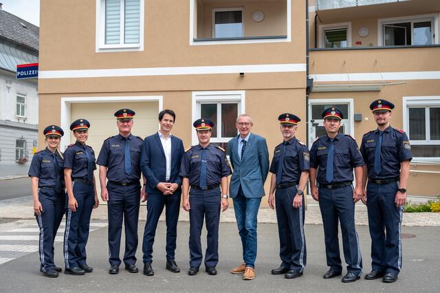 Die Vordernberger Polizistinnen und Polizisten gemeinsam mit Bezirkshauptmann Markus Kraxner, Landespolizeidirektor Gerald Ortner, Bürgermeister Walter Hubner und Stellvertretender Bezirkspolizeikommandant Herbert Huber (v.l.). | Foto: LPD Steiermark/Florian Huber