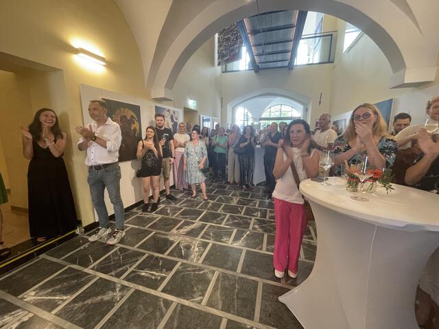 Zahlreiche Besucherinnen und Besucher kamen zur Eröffnung der Ausstellung "Subjekte und Symbole" in das Rathaus Leibnitz. | Foto: Waltraud Fischer