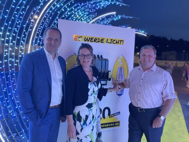 Es werde Licht: Bürgermeisterin Elke Florian mit den Vorständen Josef Maier und Manfred Wehr (r.). | Foto: Walter Schindler