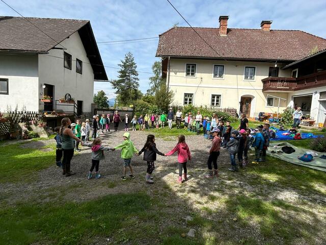 Die Schülerinnen und Schüler der Volksschule Niklasdorf konnten mit viel Einsatz und Herzblut insgesamt 2.152,73 Euro für den "Lambachhof" sammeln. | Foto: Volksschule Niklasdorf