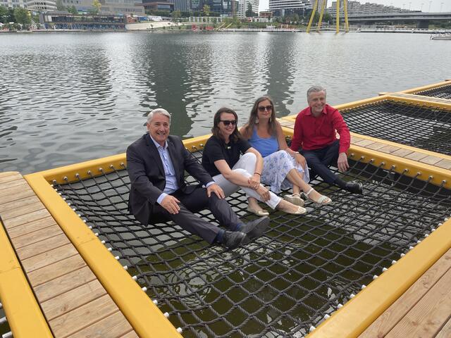 Passend zur ersten Hitzewelle wurde der erste Teil des "Pier 22" mit Bezirksvorsteher Ernst Nevrivy (SPÖ), Stadtentwicklungssprecherin der Neos Selma Arapović, Stadtentwicklungsstadträtin Ulli Sima (SPÖ) und SPÖ-Klubobmann Josef Taucher (v.l.n.r) eröffnet.  | Foto: RMW/Luise Schmid