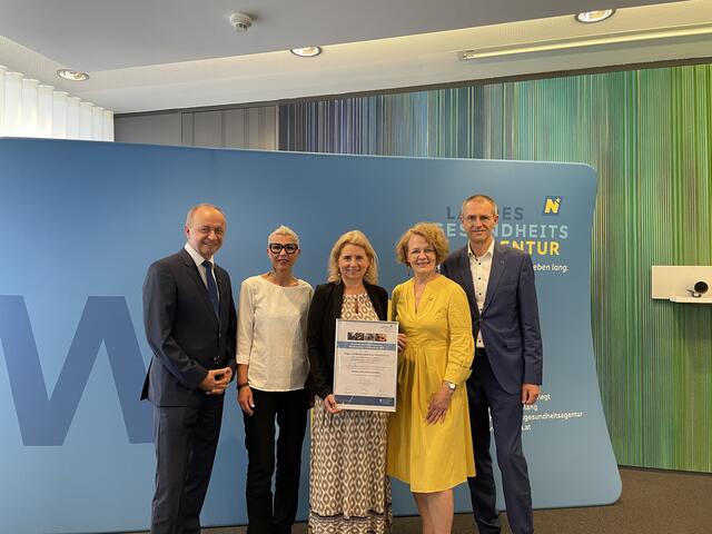 Konrad Kogler (li), Christiane Teschl-Hofmeister (mi.re) und Alfred Zens (re) mit dem Team des PBZ Wilhemsburg. | Foto: Bettina Korotvicka