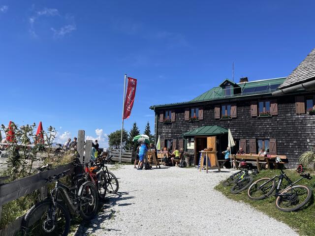 Das Steinplan Schutzhaus in unmittelbarer Gipfelnähe hat neue Hüttenwirtinnen und Hüttenwirte gesucht. | Foto: Julia Gerold