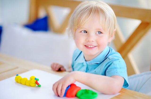 Kneten ist eine kreative Zeitbeschäftigung für Kinder.  | Foto: mary_smn/PantherMedia