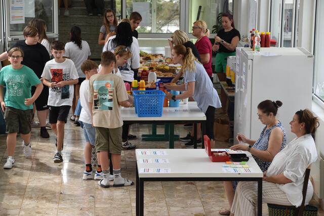 Der Elternverein organisierte ein Buffet für das Schulfest.  | Foto: Vanessa Trabi