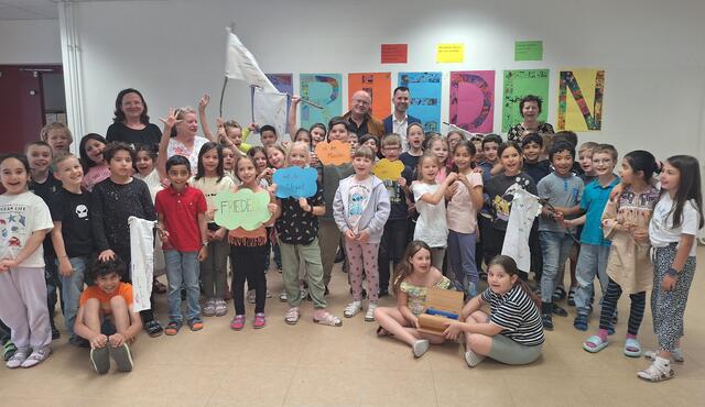 Schulleiter Claus Großkopf (m.l.) mit den Religionslehrern und Schülern beim Friedensfest der GTVS Alterlaa.  | Foto: I. Obetzhofer