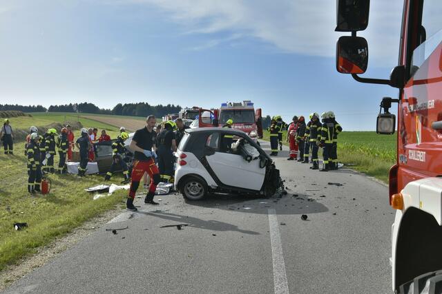 Beide Lenker erlitten Verletzungen unbestimmten Grades. Die 37-Jährige wurde in das Krankenhaus Ried im Innkreis, der 59-Jährige mit dem Rettungshubschrauber in das UKH Linz gebracht. | Foto: FF Andorf