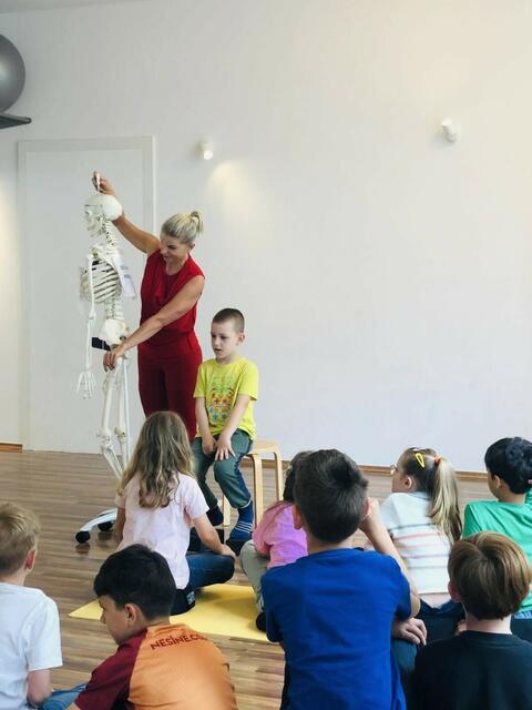 Mit "Hugo der Knochenmannfrau" verdeutlicht Elisabeth Kirchmair den Kindern die korrekte Körperhaltung. | Foto: Kirchmair