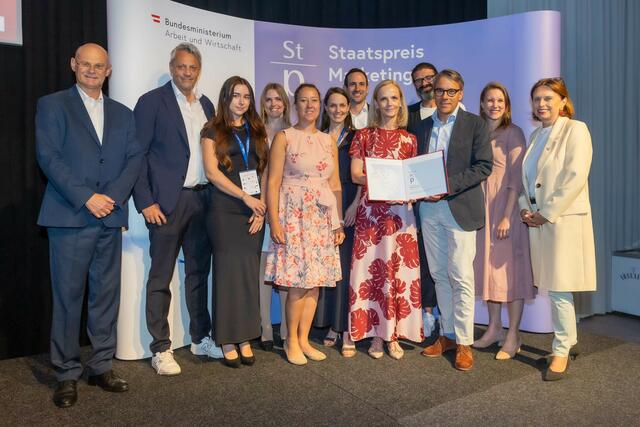 Die VAMED Vitality World gewinnt bei der Verleihung des Staatspreis Marketing in der Kategorie Digital Business: (v.l.n.r.) Georg Wiedenhofer, (Präsident AMC), Bernd Spreitzer (spreitzerdrei), Laura Gatschnegg, Lydia Trautner, Elisabeth Hartmann, Irene Bogner, Robert Steiniger (hello again), Susanne Nitsch, Mike Gattereder (digitalwerk), Klaus Hofmann, Elisabeth Waxmund und Staatssekretärin Susanne Kraus-Winkler | Foto: BMAW/Matthias Silveri