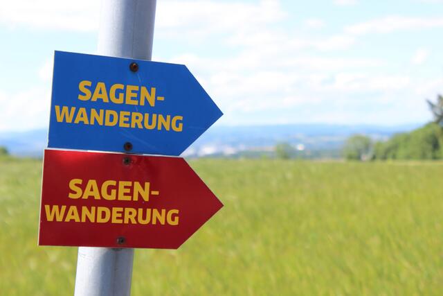 Sagenwanderweg St. Valentin: Start ist bei der Stadtpfarrkirche St. Valentin sowohl für die gut fünf Kilometer lange blau markierte Runde als auch für die 8,3 Kilometer lange "rote" Runde.  | Foto: Ulrike Plank