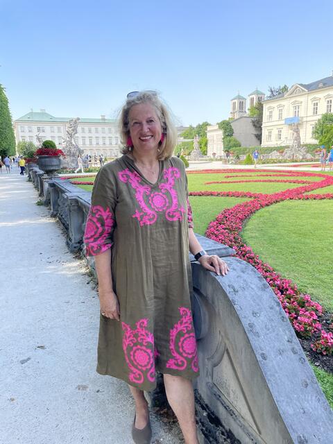 Inez Reichl im sommerlichen Mirabellgarten | Foto: Lisa Gold