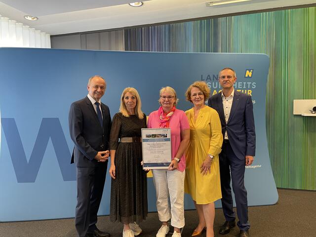 Konrad Kogler (li), Christiane Teschl-Hofmeister (mi.re) und Alfred Zens (re) mit dem Team des PBZ Hainfeld. | Foto: Bettina Korotvicka