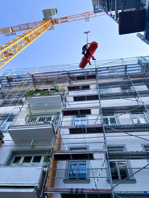Ein Arbeiter musste nach einem Krampfanfall mittels Baukran gerettet werden. | Foto: Berufsrettung Wien