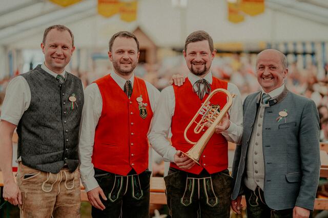 Patrick Wimmler wurde ein neues Flügelhorn überreicht. Im Bild von links: Obmann Norbert Stolz, Kapellmeister Johannes Lintschinger, Patrick Wimmler, Bürgermeister Gerhard Stolz. | Foto: DerPlotti