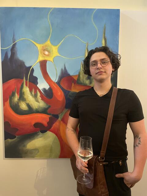 Jonas Lang vor seinem Lieblingsbild, das er derzeit in der Rathausgalerie in Leibnitz zeigt. | Foto: Waltraud Fischer