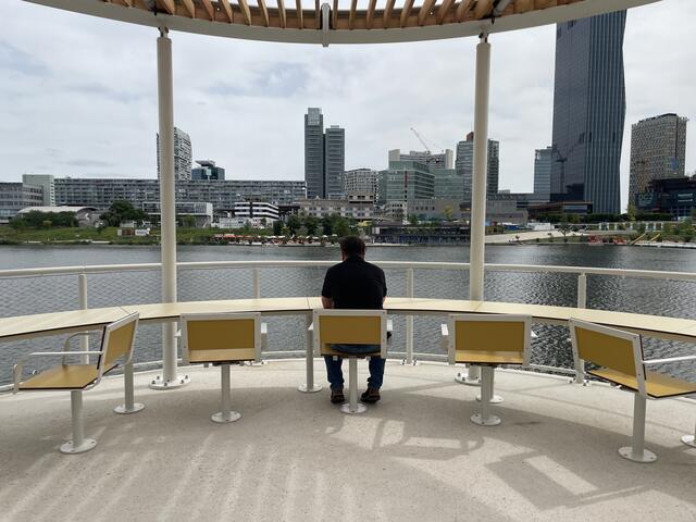 Zwischen dem Hauptweg auf der Donauinsel und der Uferpromenade bietet ein Aufenthaltsbereich mit Pergolen Platz zum Verweilen, Lesen oder auch zum Arbeiten. Dabei kann man den Blick auf die Neue Donau genießen. | Foto: RMW/Luise Schmid