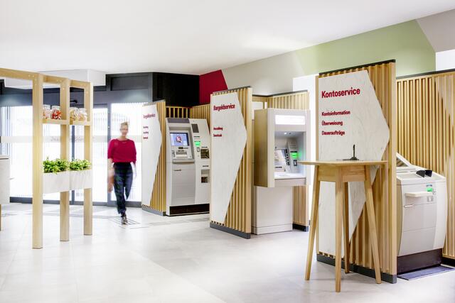 Einblick in das neue Selbstbedienungsfoyer in der BAWAG-Filiale Oberwart.  | Foto: BAWAG