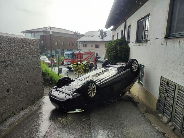 Eine Zeugin gab Donnerstagabend bei der Polizei an, lediglich einen Knall gehört zu haben und bei der Nachschau das auf dem Dach liegende verunfallte Fahrzeug sowie den davonlaufenden Fahrzeuglenker gesehen zu haben. | Foto: Freiwillige Feuerwehr Bergheim