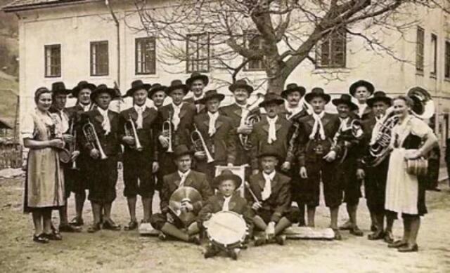 Am Ende der 50er Jahre wurde die Kapelle auf B-Normalstimmung umgestellt und erhielt eine eigene Tracht mit Trachtenhut, Rock und Kniebundhose aus demselben Stoff, rotem Leibchen, blauen Stutzen und Trachtenschuhe. | Foto: Trachtenkapelle Mörtschach Chronik