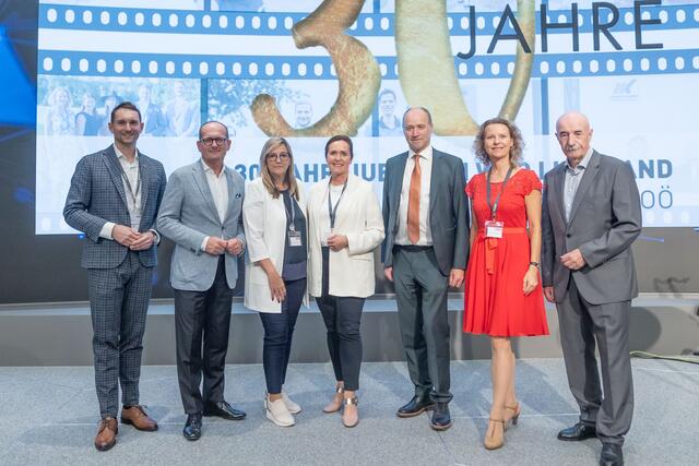  Obmann WKO Linz-Land Jürgen Kapeller, Direktor WKOÖ Dr. Gerald Silberhumer, Leiterin AMS Traun Michaela Billinger, Vizepräsidentin WKOÖ Mag. Angelika Sery-Froschauer, Bezirkshauptmann HR Mag. Manfed Hageneder, Leiterin WKO Linz-Land Mag. Andrea Danda-Bäck, Obmann WKO Linz-Land a.D. KommR Manfed Benischko
 | Foto: Pelzl Roland/cityfoto