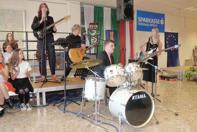 Verschiedene Maturantinnen und Maturanten glänzten mit musikalischen Darbietungen. | Foto: FOTO KOREN
