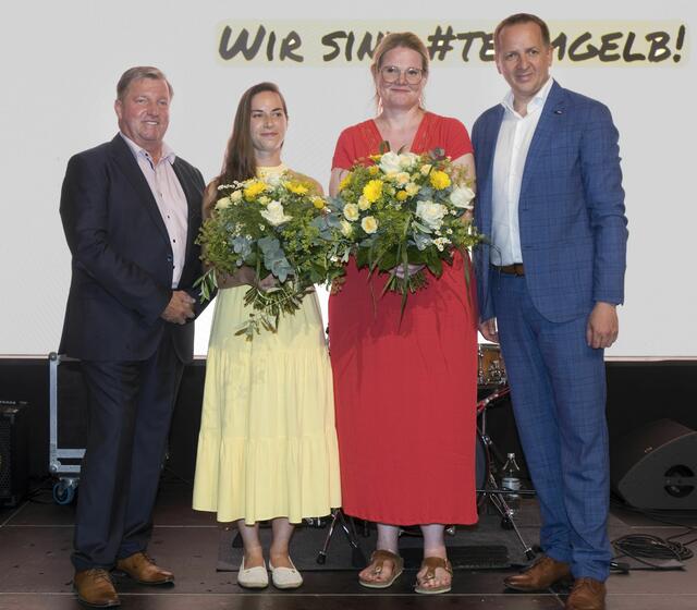 Die Vorstände dankten Renate Auinger (r.) und Barbara Michenthaler für die perfekte Organisation. | Foto: Walter Schindler