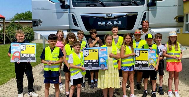 Transportunternehmer Patrick Stinakovits mit den Kindern der 3. und 4. Klasse der Volksschule Unterfrauenhaid. | Foto: WKB