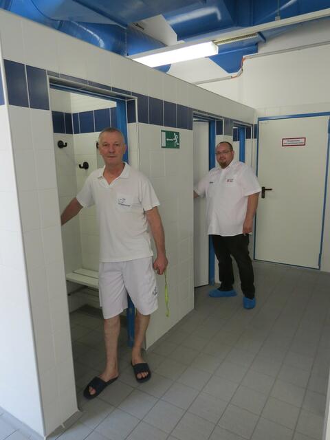  Badewart Ivica Jurisic und Betriebsbademeister Michal Matuszszak bei den Brausekabinen.