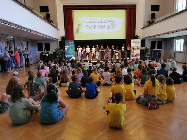 Spannende Einblicke beim Kindergipfel in Bruck an der Mur. Die neuen gelben Leibchen der Eibiswalder Kinder stechen deutlich hervor | Foto: Kindergemeinderat Eibiswald