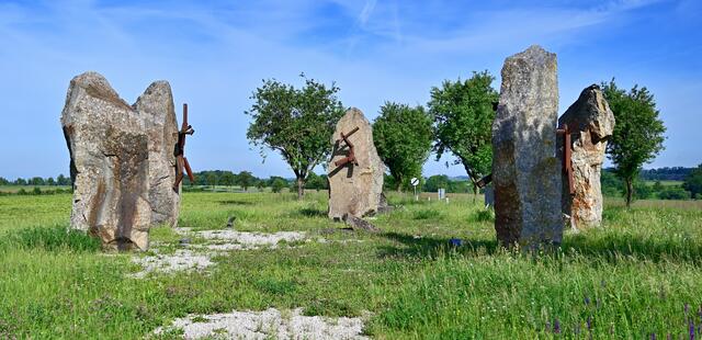 Kunstinstallation "Platz der vergessenen Völker" (1999) von Bildhauer Miguel Horn in Neuhofen an der Ybbs | Foto: Hans-Peter Kriener