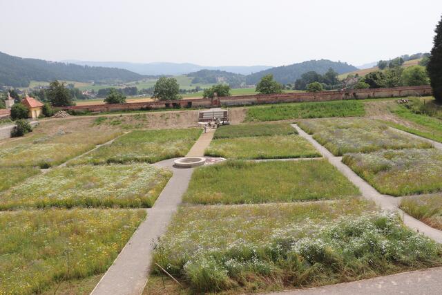 Ein Blick von oben zeigt den einen Hektar großen Stiftsgarten. Das Wegenetz wurde nach dem ursprünglichen Bauplan des barocken Gartens angelegt. Der Boden der Gartenfelder wurde für Fett- und Magerwiesen sowie für einjährige Wildblumen vorbereitet.  | Foto: Edith Ertl