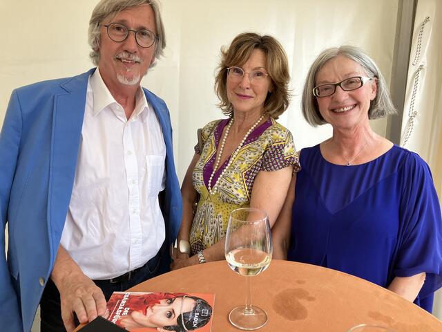Bühnenbildner Manfred Waba in Begleitung von Monika Rousselet und Erika Pfeiffer (r.) | Foto: Stockmann