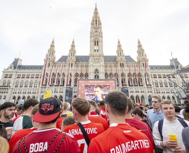 Am Freitag steigt der nächste EM-Kracher für Österreich gegen Polen. Bei der Stadt erwartet man einen starken Besucherzustrom am Rathausplatz. | Foto: TOBIAS STEINMAURER / APA / picturedesk.com