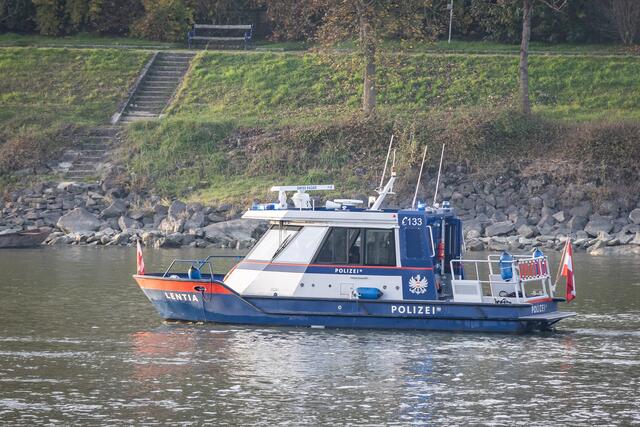 Die Wasserpolzei half den fünf Ruderern in ihrer Notlage. | Foto: Fotokerschi.at