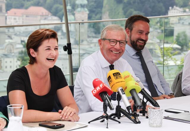 "Unaufgeregt, pragmatisch und gut", nennen die Parteien das Arbeitsklima. | Foto: Land Salzburg / Franz Neumayr