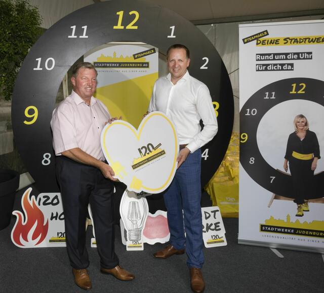 Die Vorstände Manfred Wehr und Josef Maier. | Foto: Walter Schindler