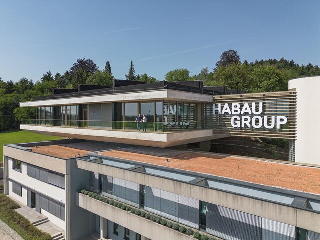 Herzstück der neuen Konzernzentrale ist das innovative "AirDeck", das über dem Bestandsgebäude schwebt und neue Büroflächen schafft. | Foto: MW-Architekturfotografie