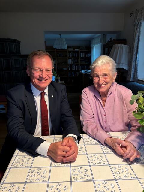 Landeshauptmann Thomas Stelzer mit der Jubilarin Johanna Preinstorfer. | Foto: Land OÖ