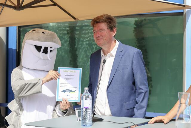 Urkunde auch für Umweltministerin Leonore Gewessler, die bei dem Termin nicht anwesend war. | Foto: Mirjam Reither