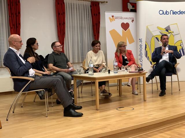 Direktor Johannes Schedlbauer, Wirtschaftskammer NÖ, Elisa Wegl, Elja© Gewichtstiere, Moderator Thomas Peischl, NÖN Tulln, Gerlinde Tröstl, Geschäftsführerin Markas GmbH, Landesgeschäftsführerin Sandra Kern, AMS NÖ, Günther Widy, Landesstellenleiter Sozialministeriumservice NÖ. | Foto: Club Niederösterreich