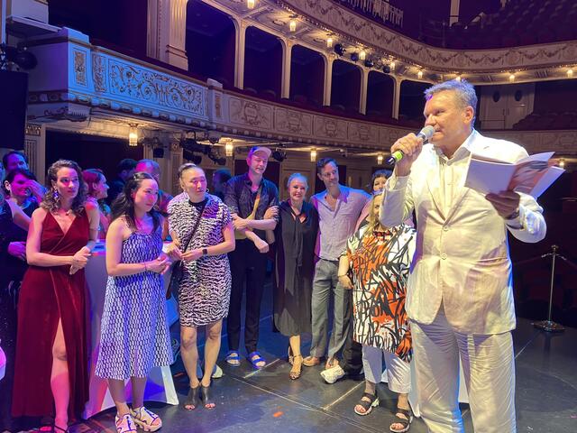 Künstlerischer Leiter Michael Lakner stellte das Ensemble vor. | Foto: Stockmann