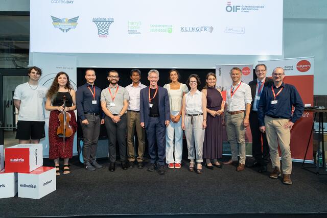 Moderator, Podium-Speaker und „Miles Duo“. V. l.: Gitarrist und Violinistin „Miles Duo“, Matej Rajtar (Netural GmbH), Mark George (EPRO Gallspach GmbH), Start-up-Gründer Jayasimha Bagalkote, Andreas Zehetner (FH OÖ), Sophie Zerrouki (JKU/Business Upper Austria), Katherine Heller-Pichler (IT:U), Tina Blöchl (Vizebürgermeisterin Stadt Linz), Werner Pamminger (GF Business Upper Austria, Stefan Koch (Rektor JKU), Markus Eidenberger (Tabakfabrik Linz). | Foto: Roberta Pelzl-Mairwöger/cityfoto.at