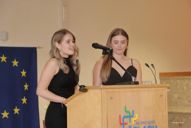 Kristin Nebel und Lea Kollmann glänzten mit ihrem Poetry Slam. | Foto: FOTO KOREN