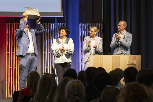 (v.r.) Tourismuslandesrat Mario Gerber, Susanne Endl (Vorstand Hypo Tirol Bank) und Tirol Werbung-Geschäftsführerin Karin Seiler überreichten den Tirol Touristica Award für Innovation und Nachhaltigkeit an Hermann Ruepp (Obmann TVB Naturparkregion Reutte) für Reutte on Ice. | Foto: Die Fotografen